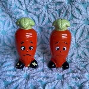 Vintage Salt & Pepper Shaker set anthropomorphic carrots kitsch